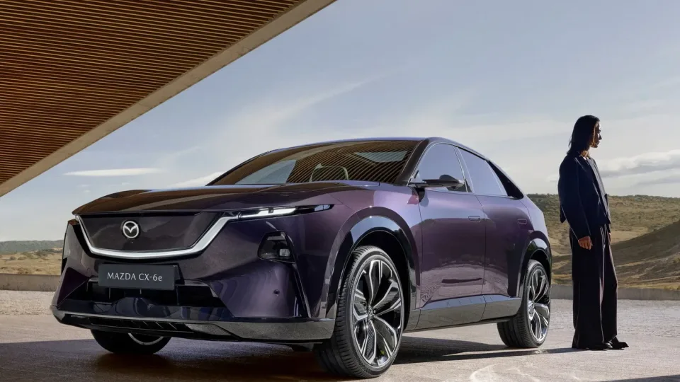„Mazda“ pristatė naująjį „CX-6e“ modelį su 484 kilometrų nuotoliu ir milžinišku ekranu