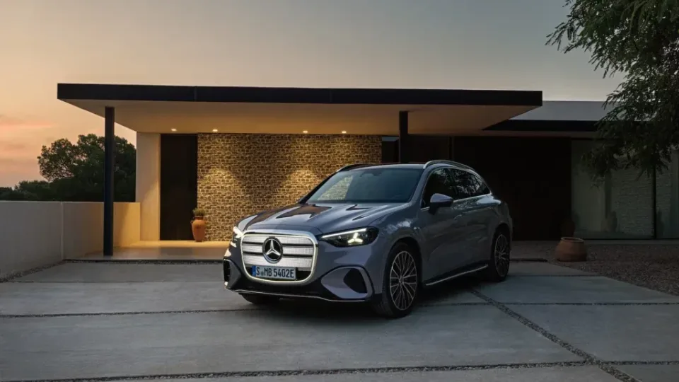 „Mercedes‑Benz“ pristato elektrinį GLC: milžiniškas ekranas, 713 km nuotolis ir DI valdoma ateitis