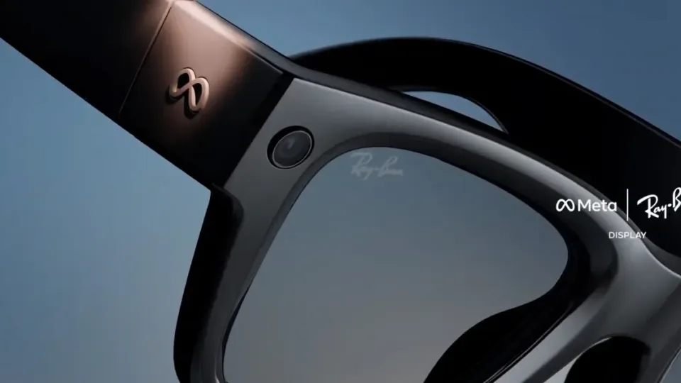 „Meta“ paskelbė apie naujuosius „Ray-Ban Display“ išmaniuosius akinius su spalvotu ir itin ryškiu ekranu