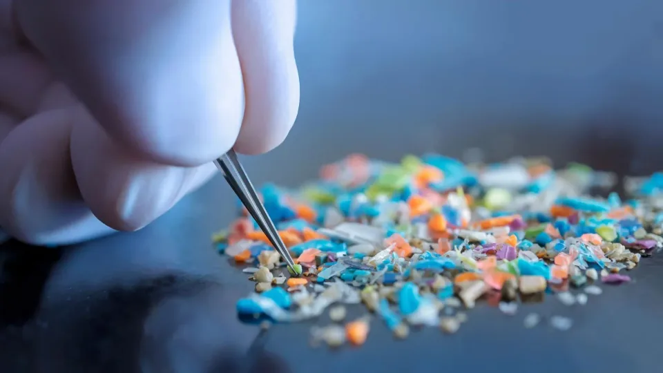 Mokslininkai išrado medžiagą, kuri gali visiškai pakeisti plastiką: pigesnė, tvirtesnė ir netgi ekologiška