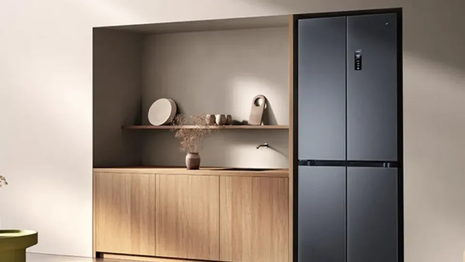 „Xiaomi“ pristatė išmanųjį šaldytuvą: naujasis „Mijia“ serijos modelis pasiūlys 513 litrų talpą ir daugybę išmanių funkcijų su „HyperOS“ operacine sistema