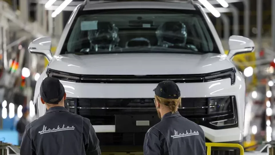 Stiprėjantis sovietmečio dvelksmas Rusijos automobilių rinkoje: pristatytas naujas „Moskvich“ automobilis, kuris jau kažkur matytas
