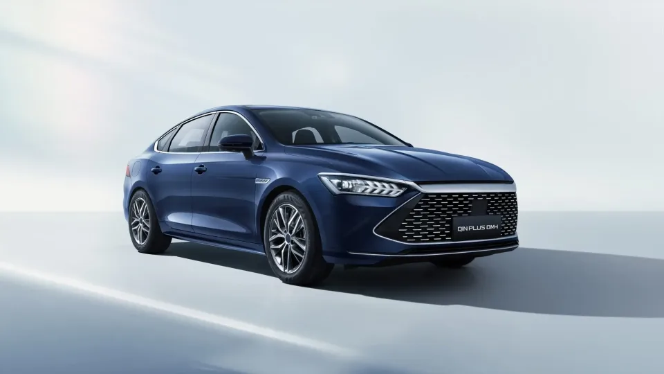 BYD ir vėl drebina automobilių rinką: pristatė neįtikėtinai pigius hibridus su puikiomis savybėmis