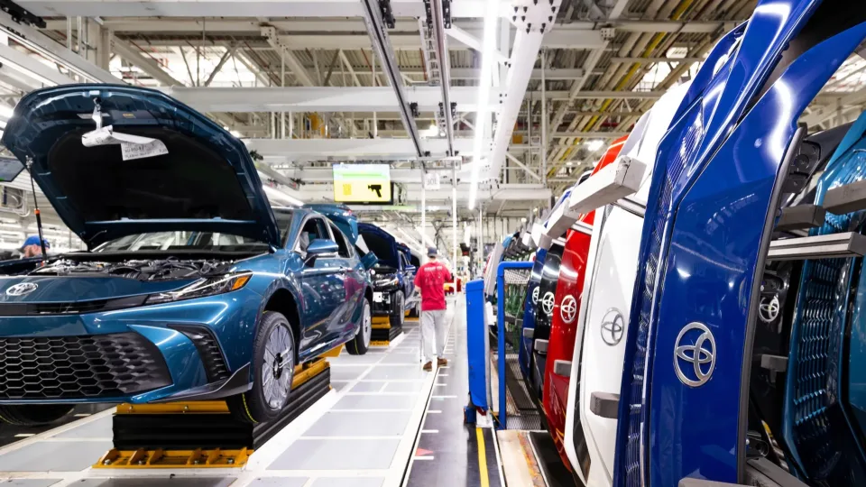 „Toyota“ išradimas gali palaidoti senąsias baterijas, ar tai galutinai palaidos vidaus degimo variklius?