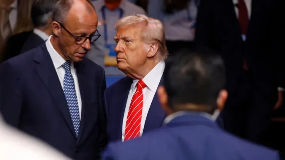 Europoje kyla panika dėl Trumpo iškelto ultimatumo: regionas stovi ant muitų prarajos krašto, žala gali būti milžiniška