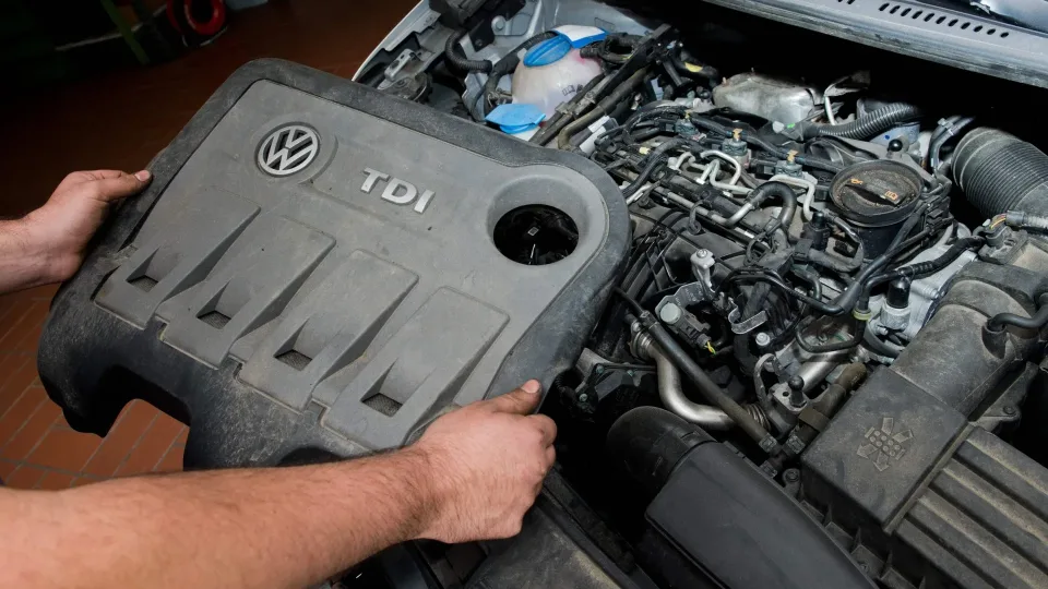 Dyzeliniai automobiliai geriau nei elektromobiliai? Naujausias tyrimas atskleidžia šokiruojančią realybę