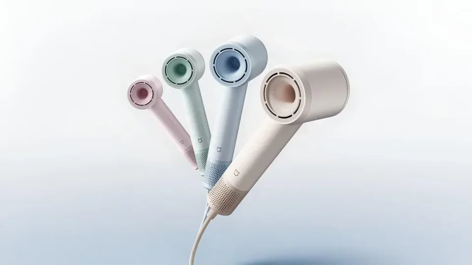 „Xiaomi“ pristatė nebrangų plaukų džiovintuvą, kuris jūsų plaukus išdžiovins vos per 1 minutę
