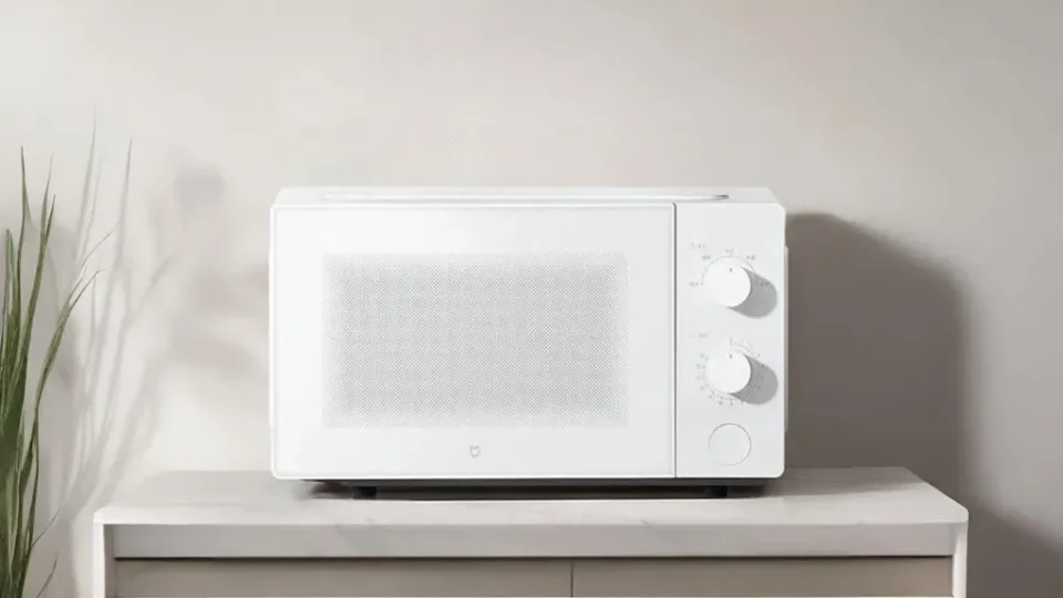 „Xiaomi“ pristatė 20 litrų talpos mikrobangų krosnelę su minimalistiniu dizainu ir išmaniais sprendimais