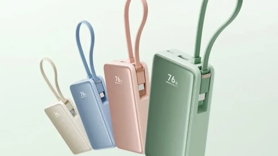„Xiaomi“ pristatė išorinę bateriją su didele talpa, greitu įkrovimu ir naudingą informaciją rodančiu LCD ekranu