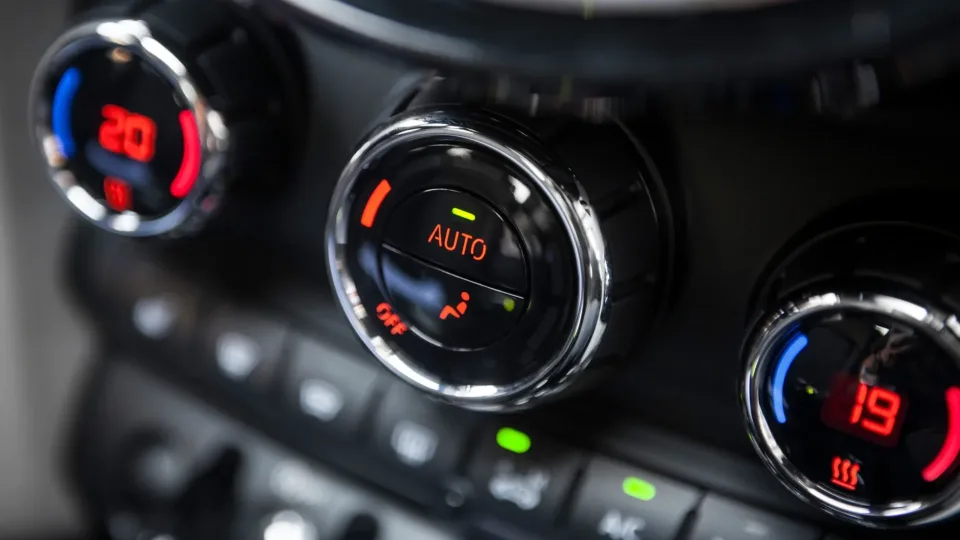 Taksistai naudoja šią gudrybę kasdien: šis paprastas veiksmas leis akimirksniu atvėsinti automobilio saloną