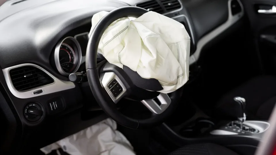 Gamintojas ragina nebevairuoti šių automobilių: oro pagalvių skandalas pasiekė visiškai naują mastą