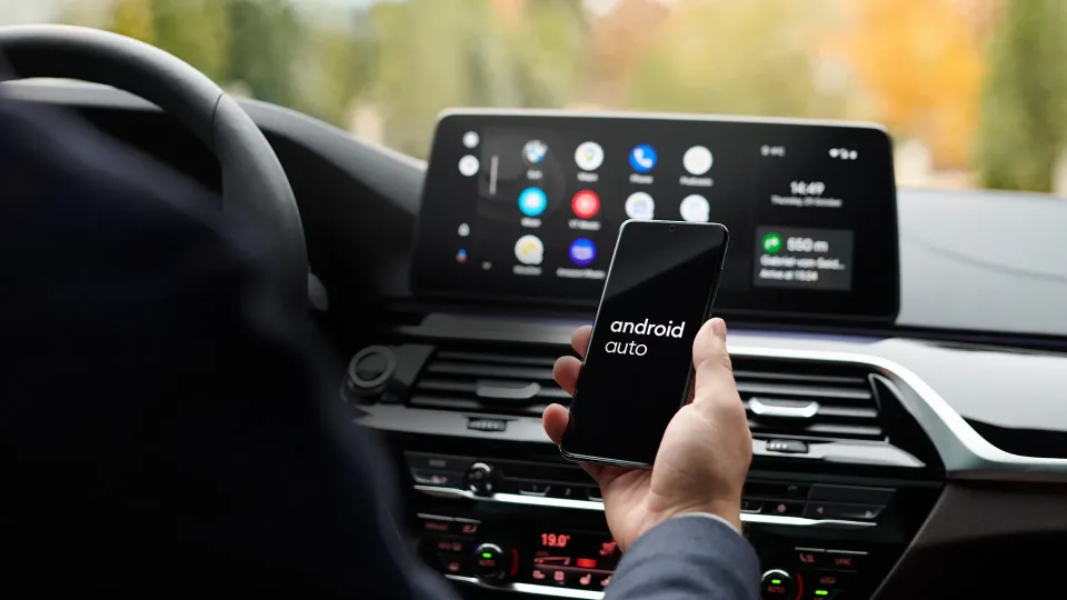 BMW sugriovė populiarų mitą: vairuotojai mieliau renkasi bendrovės navigaciją, o ne „CarPlay“ ar „Waze“