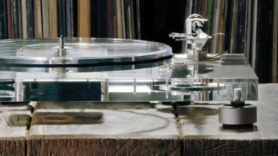 Tobuli dizaino sprendimai? „Audio-Technica“ pristatė visiškai permatomą vinilų grotuvą