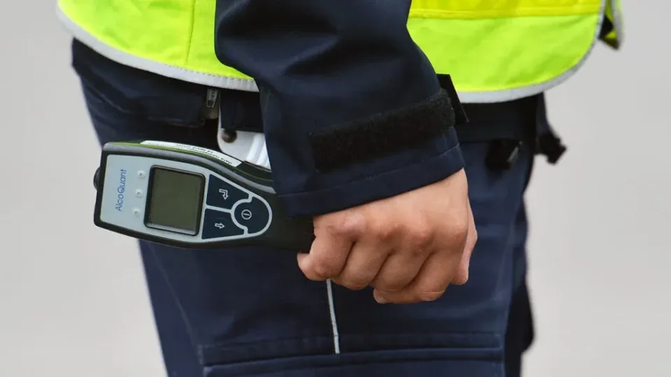 Nealkoholinis alus prieš vairuojant: pasakė, ar tikrai galima vairuoti jo išgėrus, atsakymas nustebins