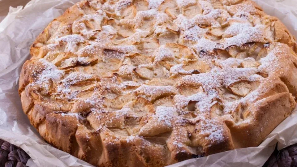 Mano močiutė kepa nepakartojamą pyragą su obuoliais, vos vienas ingredientas paverčia jį puriu kaip debesys