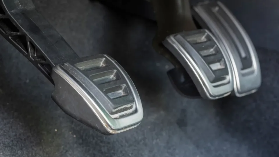 Vienas įprotis, kuris vos per 30 sekundžių gali sugadinti automobilio sankabą, šią klaidą daro daugelis