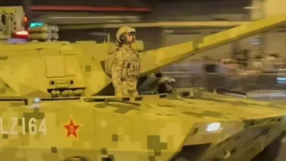 Kinijoje sukurtas įspūdingas tankas: pristato technologijomis ginkluotą tanką, siūlo visiškai naują kryptį