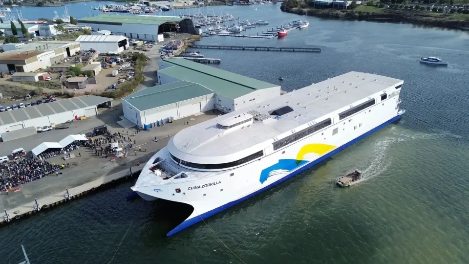 Naujas rekordas vandenyse: didžiausias pasaulyje elektrinis laivas jau ruošiasi pirmam reisui