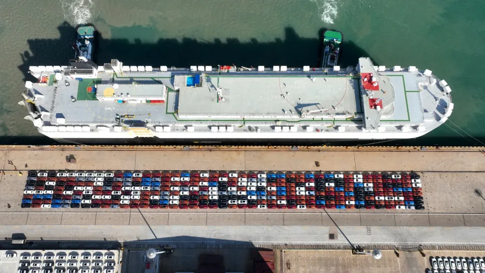 Kinija ruošia civilinius laivus karinei kovai: paslapčia perdirba krovininius laivus į karinius vienetus