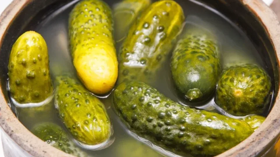 Pamiršk krieną: štai kodėl šis ingredientas stiklainyje daro stebuklus, agurkai kieti, kvapnūs ir sveikesni