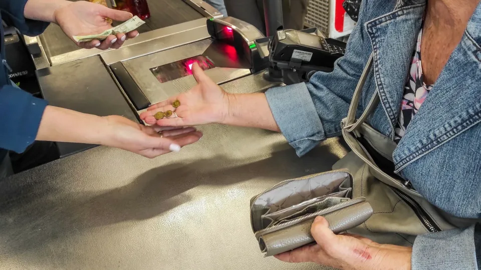 Tokių grynųjų pinigų nepanaudosite: parduotuvėse atsisako juos priimti, sužinokite, ką daryti