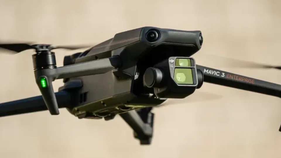 Skraidantys šnipai ar tyla prieš audrą? Dronai virš ligoninių, elektrinių ir karinių objektų, grėsmė auga