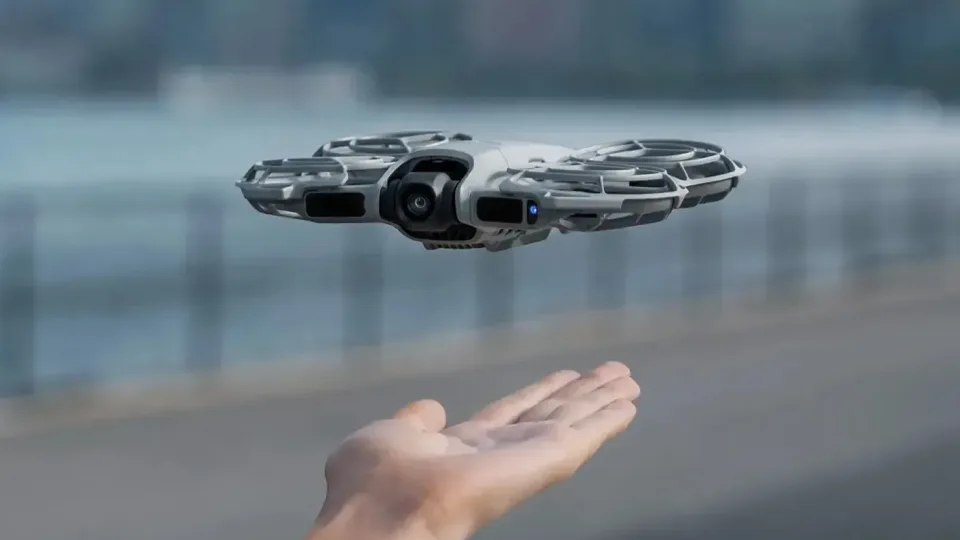 DJI pristatė naująjį „Neo 2“ droną: neįtikėtinai kompaktiškas dydis, valdymas gestais ir kliūčių vengimas