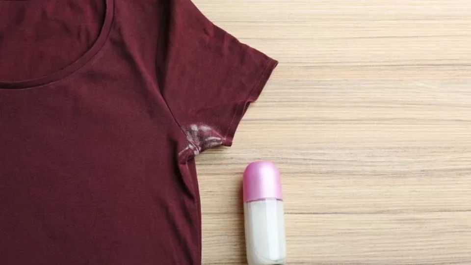 Antiperspiranto dėmės gadina drabužius? Šie paprasti triukai akimirksniu pašalins visas dėmes