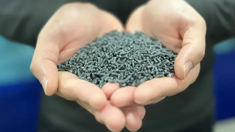 Tvirtesnė už plieną, lengvesnė net ir už plastiką: ši medžiaga gali užvaldyti automobilių rinką