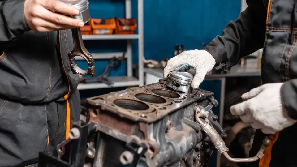 Patyrė mechanikai įspėja dėl šių automobilių variklių: vilioja savo kaina, bet vėliau tenka gailėtis