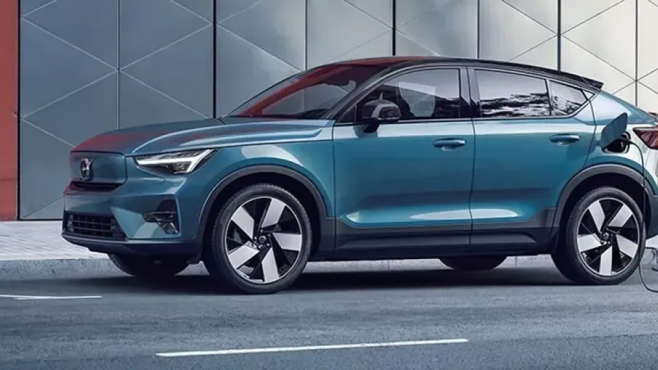 JAV perėjimas prie elektromobilių atidedamas: automobilių gamintojai masiškai atšaukia ir stabdo EV projektus