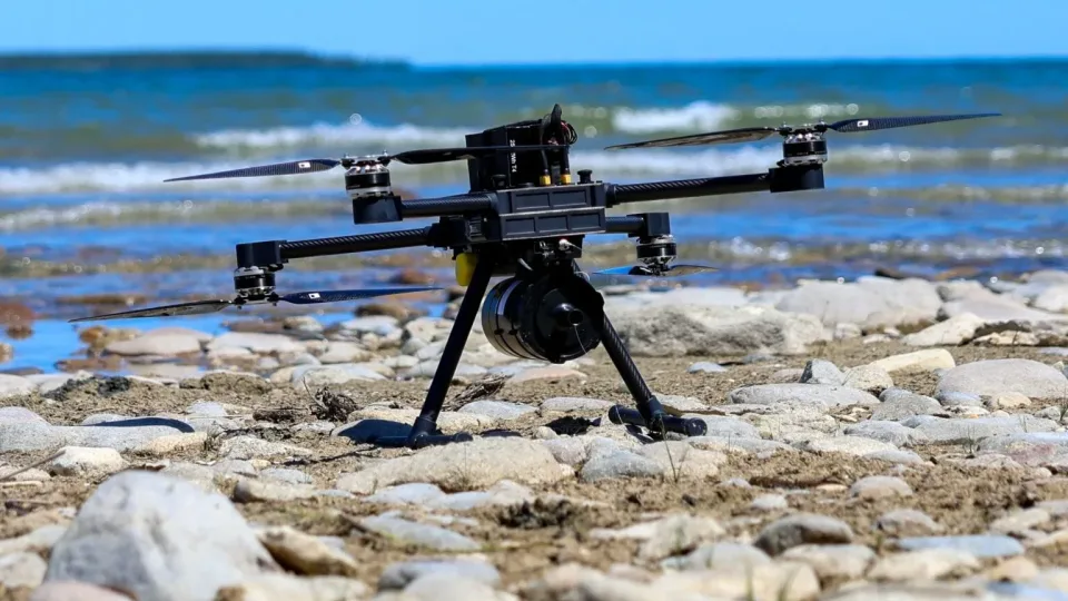 JAV technologijų pažanga: karinio jūrų laivyno jūreiviai pirmieji išbando FPV dronus su šviesolaidžiu valdymu