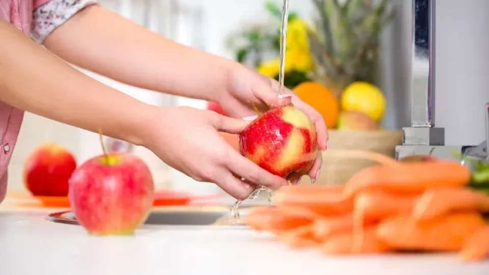 Ekspertai atskleidė, kaip iš tikrųjų reikia plauti vaisius: daugelis mūsų daro vieną didelę klaidą