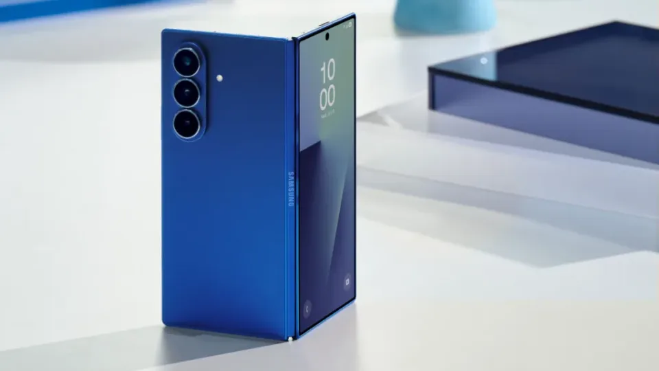 Pasirodė pirmieji skundai: internete plinta nuotraukos su brokuotais „Galaxy Fold7“ sulenkiamais telefonais