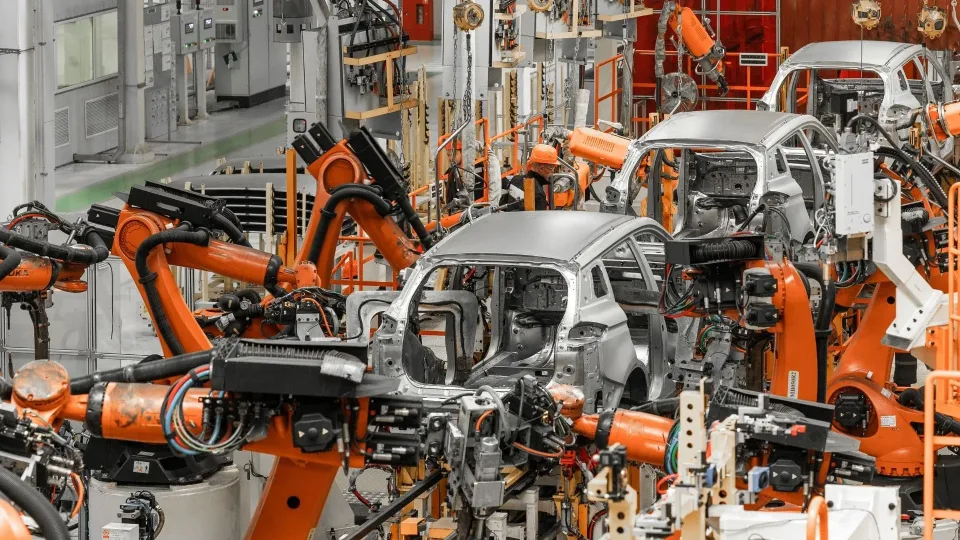 Automobilių sektorius ties žlugimo riba: ekspertai siunčia perspėjimą, tokios krizės nebuvo jau labai seniai