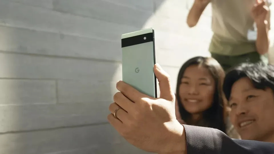 „Google“ sprendžia „Pixel 6a“ modelio problemas: dėl perkaitimo ir užsidegimo sumažins baterijos talpą
