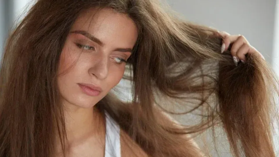 Plaukų plovimo mitas, kuriuo vis dar tikite: dermatologė ragina keisti įpročius