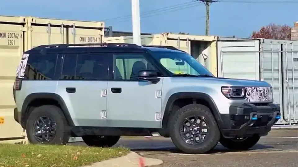 Nuotraukose užfiksuotas dar nepristatytas „Jeep Recon“ automobilis, kurio oficialaus debiuto laukiama jau sausio mėnesį