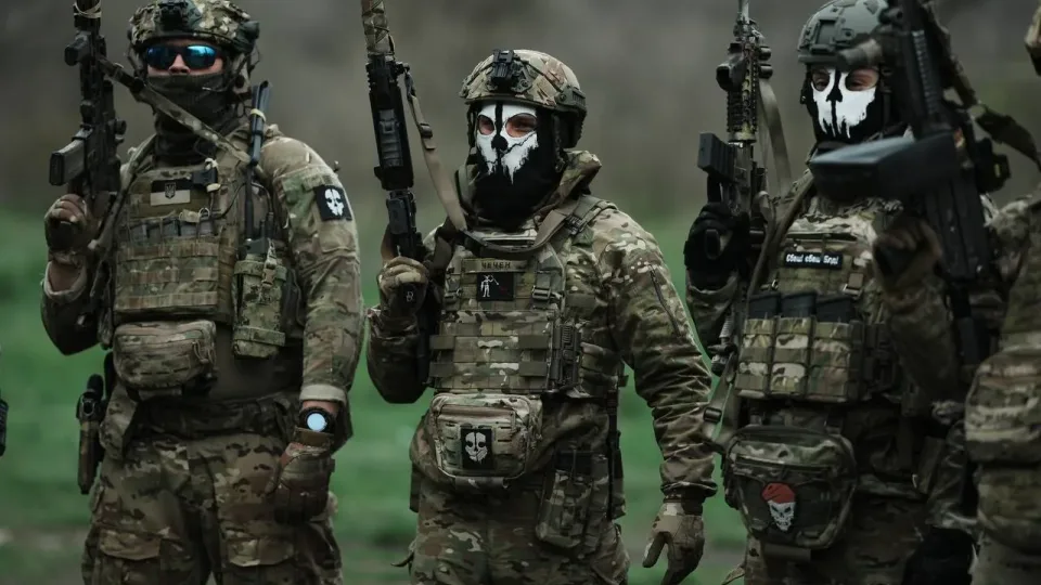 Rusai buvo užklupti visiškai netikėtai: ukrainiečiai surengė stulbinančius spąstus rusų motociklininkams