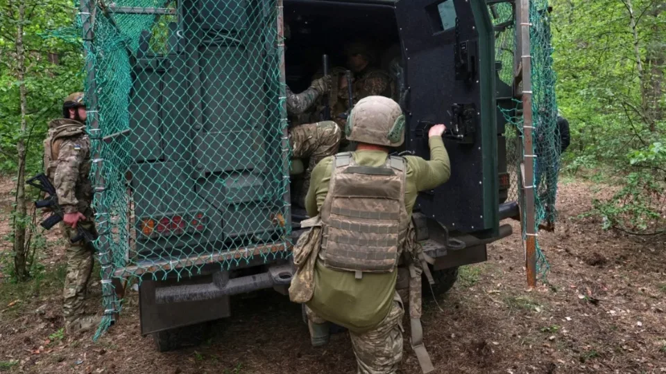 Chaosas Kijevo mobilizacijos punkte: šauktiniai užsibarikadavo ir ragino griebtis lazdų, įsikišo pareigūnai