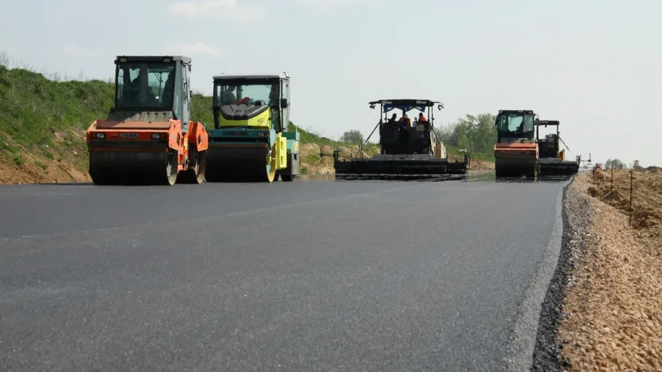Kinų eksperimentas su atliekomis pribloškė: asfaltą gamina iš senų vėjo jėgainių sparnų