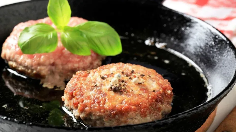 Šių kotletų skonis stebina: vienas netikėtas ingredientas ir jie tiesiog tirpsta burnoje bei primena balandėlius