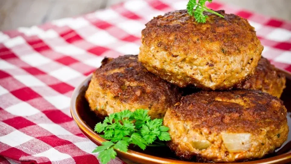 Močiutės kotletai iš Žemaitijos su netikėtu ingredientu: skonis, kurio negalėsite pamiršti visą savo gyvenimą