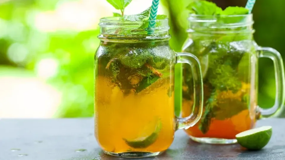 Tobulas troškulio malšintojas: kaip vos iš kelių ingredientų pasigaminti skaniausią limonadą namuose