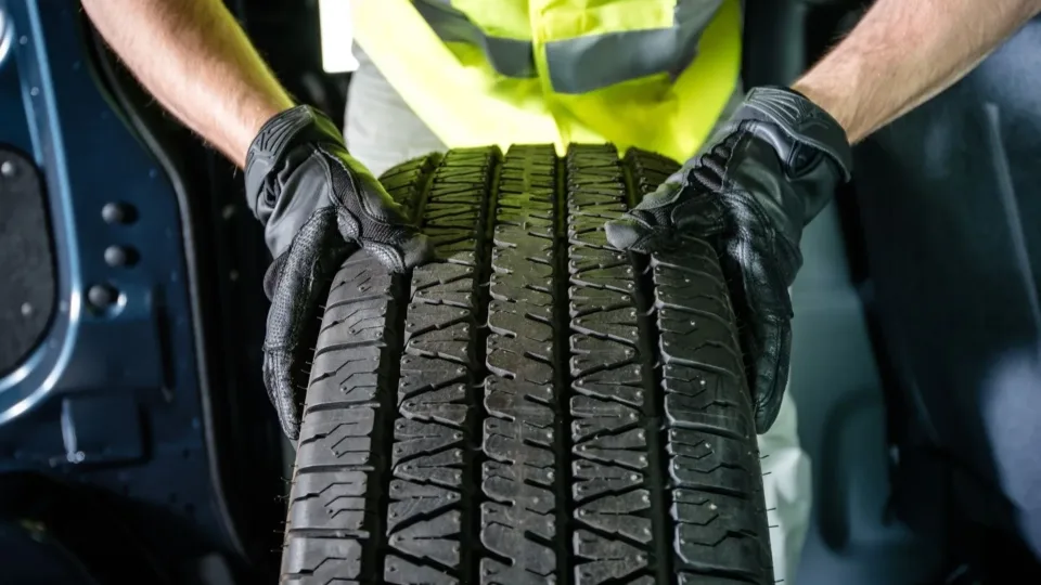 Lenkijos padangų milžinė turi rimtų problemų: ženklus užsakymų mažėjimas ir spaudimas iš „Goodyear“