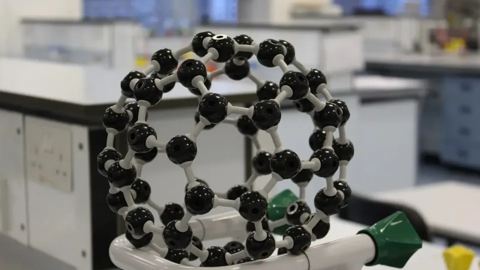 Revoliucinis mokslininkų atradimas: atrado metalą, kuris tvirtumu lenkia plieną ir atlaiko 500 laipsnių karštį