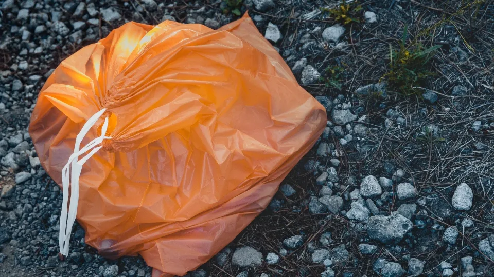 Tekstilės rūšiavimas Lenkijoje tampa privalomas: bus naudojami specialūs oranžiniai maišai