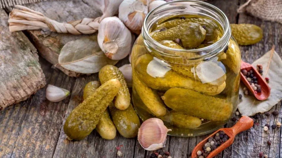 Vienas ingredientas, kuris sugadins raugintus agurkus: daugelis vis dar jį deda ir stebisi, kodėl jie minkšti