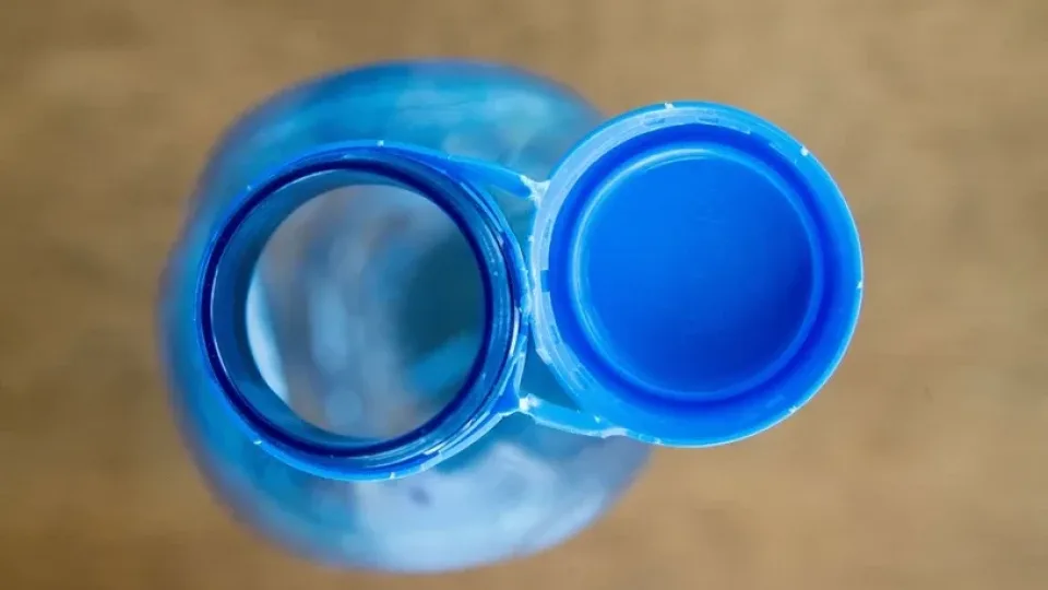 Klaida, kurią daro vairuotojai: pasakė, kodėl nereikėtų gerti vandens iš plastikinio butelio, kuris gulėjo automobilyje