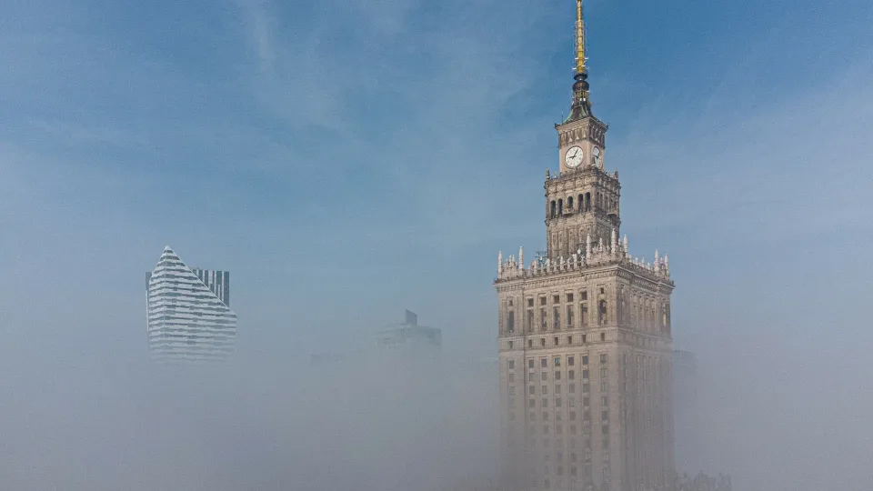 Lenkija susiduria su vis labiau augančiomis grėsmėmis, melagingi pranešimai plinta kaip virusas, rizikos auga